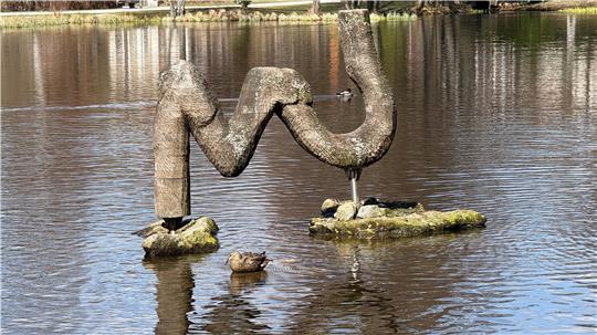 Die Kamelfichte auf dem Kurparkteich ist wieder in Ordnung.