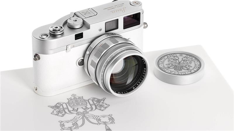 Die Kamera aus dem Besitz von Papst Franziskus brachte das 100-fache des Schätzpreises.