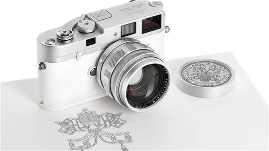 Die Kamera aus dem Besitz von Papst Franziskus brachte das 100-fache des Schätzpreises.