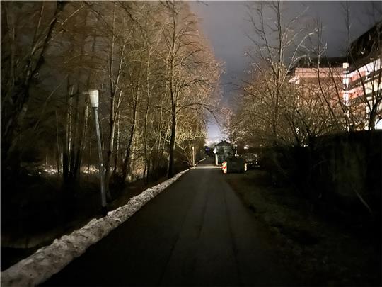 Die Kamera, die all das Restlicht bündelt, um etwas zeigen zu können, verzerrt den Blick ein wenig. Es ist nach 17 Uhr stockdunkel auf der Promenade zwischen Kollie- und Bodestraße in Braunlage.  Foto: Eggers