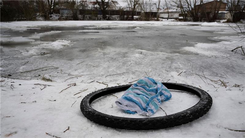 Die Kamera lief noch, als die Einsatzkräfte zur Suche des Eisbaders eintrafen.