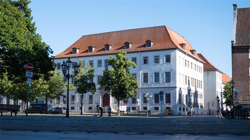 Die Kammer hat drei Sachverständige hinzugezogen, um zu klären, ob der Angeklagte krankheitsbedingt beeinträchtigt gewesen war. 
