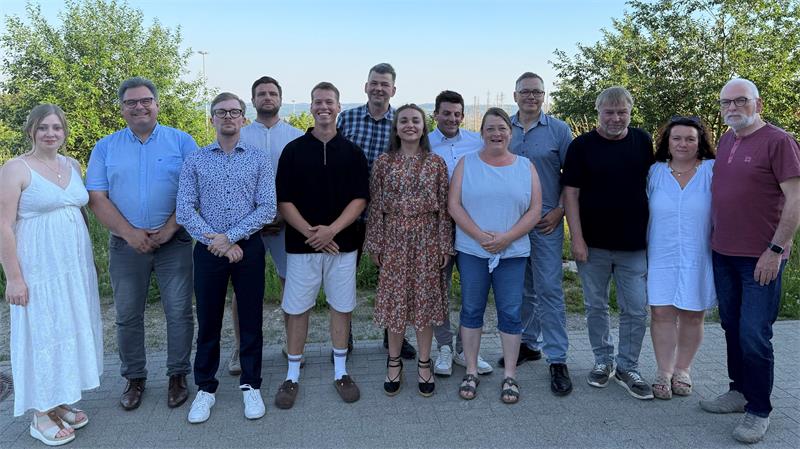 Das Bild zeigt viele Menschen, die sich zu einem Gruppenfoto aufgestellt haben.