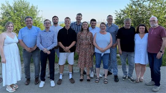 Das Bild zeigt viele Menschen, die sich zu einem Gruppenfoto aufgestellt haben.