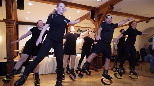 Die Kangoo-Jumping-Gruppe des MTV Brunonia unter Leitung von Christof Willert zeigt eine schweißtreibende Show.