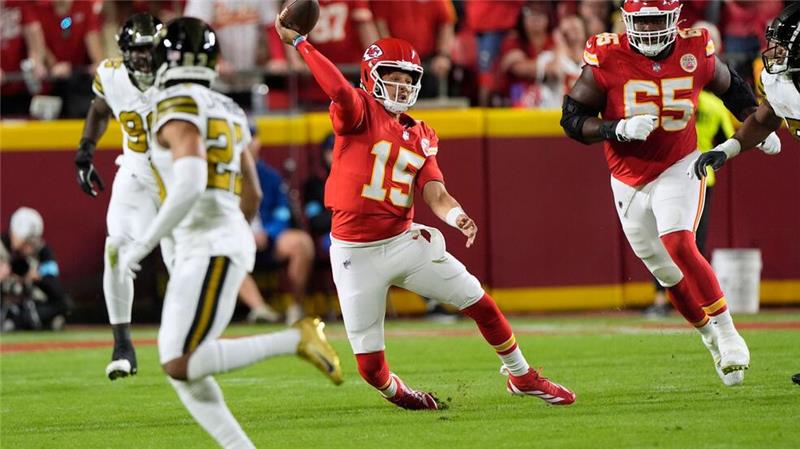 Chiefs bleiben auch nach fünf Spielen ungeschlagen Die Kansas City Chiefs mit Quarterback Patrick Mahomes (Mitte) sind in dieser Saison noch ungeschlagen.