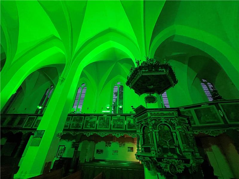 Kunstprojekt sorgt für Farbenspiele in Hornburgs Marienkirche Die Kanzel der Hornburger Marienkirche präsentiert sich bei der Abschlussveranstaltung des Kunstprojekts „Colourful Church“ in ganz neuen Farbtönen. Foto: Gereke