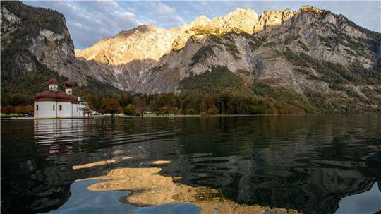 Die Kapelle St. Bartholomä am Königssee vor dem Watzmann. (Archivbild)