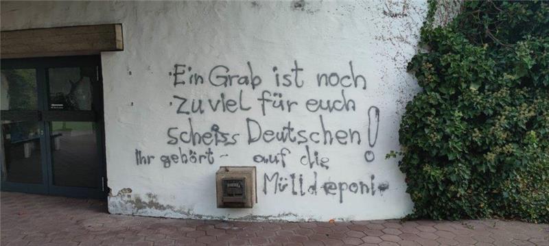 Die Kapelle des Waldfriedhofs in Salzgitter Bad ist mit einem „ehrverletzenden Schriftzug“ besprüht worden. Foto: Polizei Salzgitter