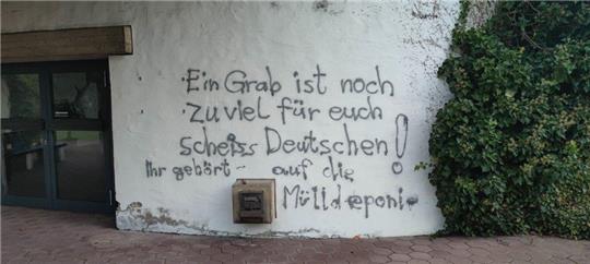 Die Kapelle des Waldfriedhofs in Salzgitter Bad ist mit einem „ehrverletzenden Schriftzug“ besprüht worden. Foto: Polizei Salzgitter