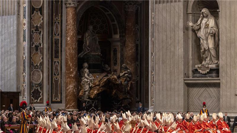 Schwarzer Rauch: Noch kein neuer Papst gewählt Die Kardinäle feierten am Morgen die Messe „Pro eligendo Romano Pontefice“ im Petersdom.
