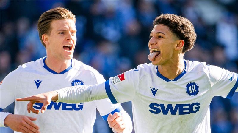 Die Karlsruher Dzenis Burnic (l) und Torschütze Louey Ben Farhat (r) bejubeln das Tor zum 0:1. Auch das 0:2 erzielte er.