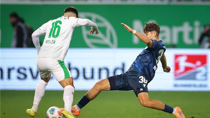 Fürth verliert mit Bankdrücker Hrgota auch gegen den KSC Die Karlsruher, hier Rafael Pinto Pedrosa (r) gegen Aaron Keller, waren auch zweikampfstärker.