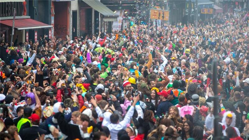 „Energie für Krisen“ - Die fünfte Jahreszeit beginnt Die Karnevalisten feiern auf den Straßen in Köln.