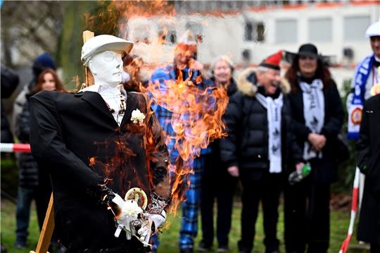 Die Karnevalsfigur Hoppeditz steht in Düsseldorf in Flammen.