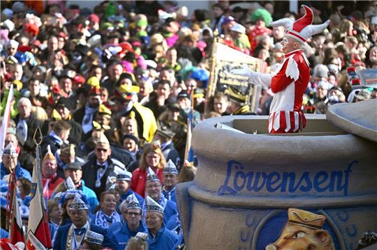 Die Karnevalsfigur Hoppeditz steigt in Düsseldorf aus dem Senffass.