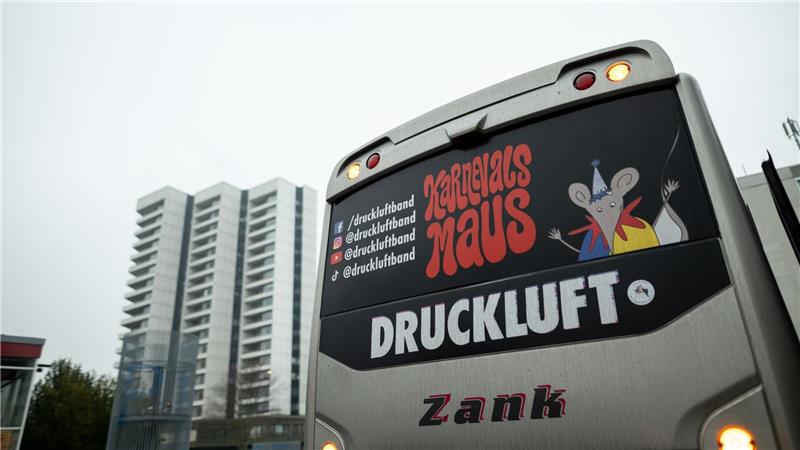 Die „Karnevalsmaus“ ist bei Auftritten von Druckluft allgegenwärtig - auch auf dem Bus. (Archivbild)