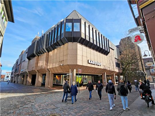 Die Karstadt-Filiale an der Rosentorstraße: Schon mehrfach wurde über die Schließung diskutiert, doch das Warenhaus dürfte auch weiterhin eine Zukunft haben. Foto: Sowa