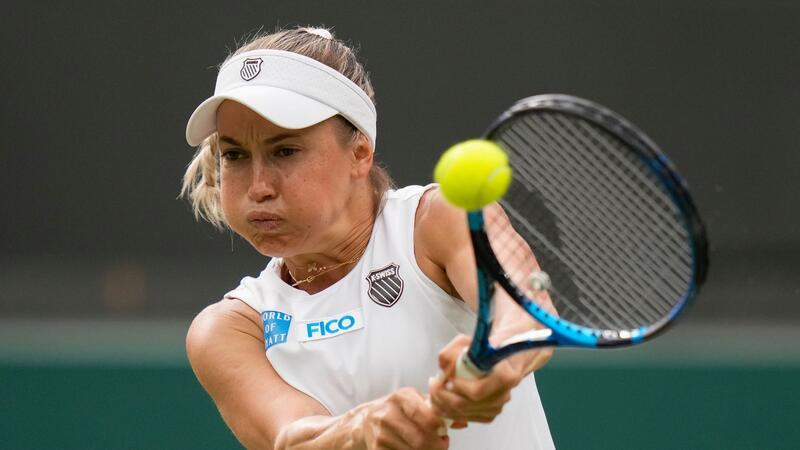 Überraschung in Wimbledon: Swiatek ausgeschieden Die Kasachin Yulia Putinzewa spielt einen Rückhand-Return.