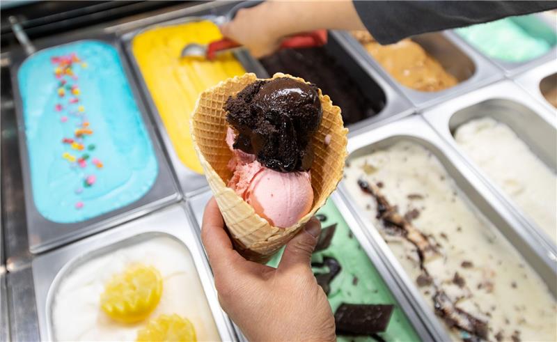 Beim Eis dreht's sich um den Preis Die Kaufkraft pro Lohnminute beim Eis ist gesunken.