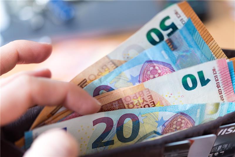 Inflationsausgleich: So gibt es 3000 Euro vom Chef Die Kaufkraft sinkt bei der hohen Inflation rapide – eine Inflationsprämie soll die Einbußen ausgleichen. Symbolbild: Monika Skolimowska/dpa