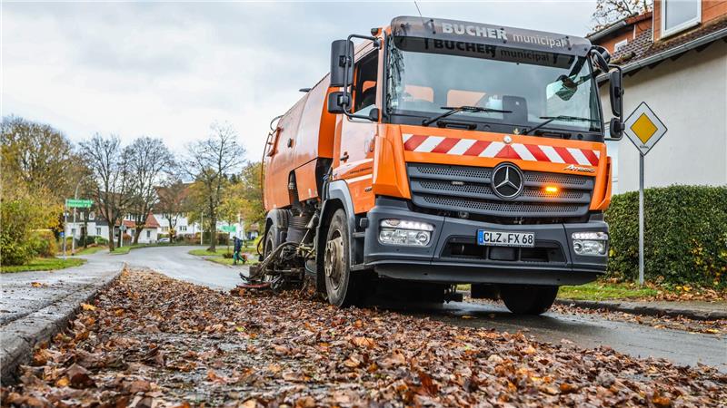 Oberharzer entsorgen das Laub illegal: Nun greift die Stadt ein Die Kehrmaschine ist im Dauereinsatz, um gegen die Laubberge anzukommen.