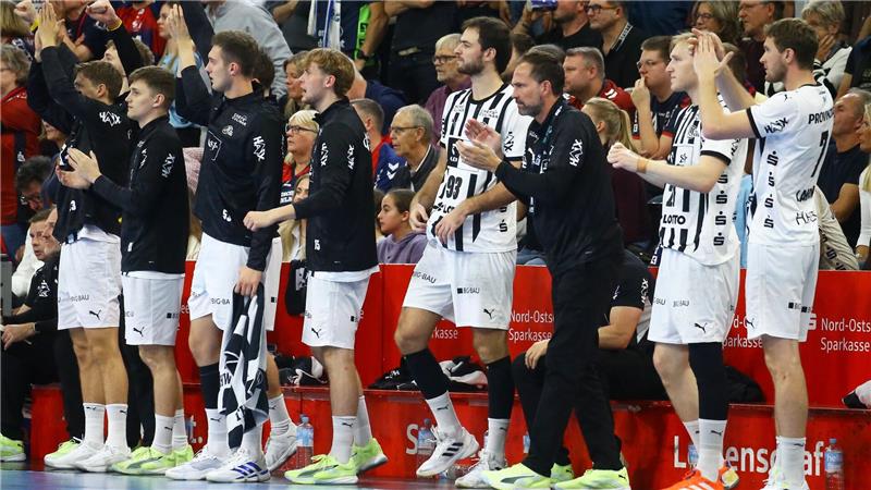 SG Flensburg-Handewitt feiert fünften Derby-Sieg in Serie Die Kieler Ersatzbank feiert einen THW-Treffer.