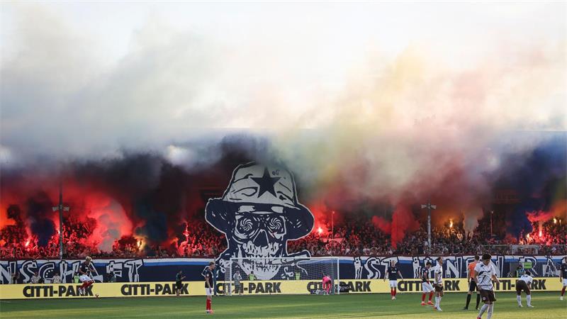 Unentschieden für St. Pauli bei Rapps Rückkehr nach Kiel Die Kieler Fans verzögerten mit ihrem Pyro-Einsatz den Beginn der zweiten Hälfte.