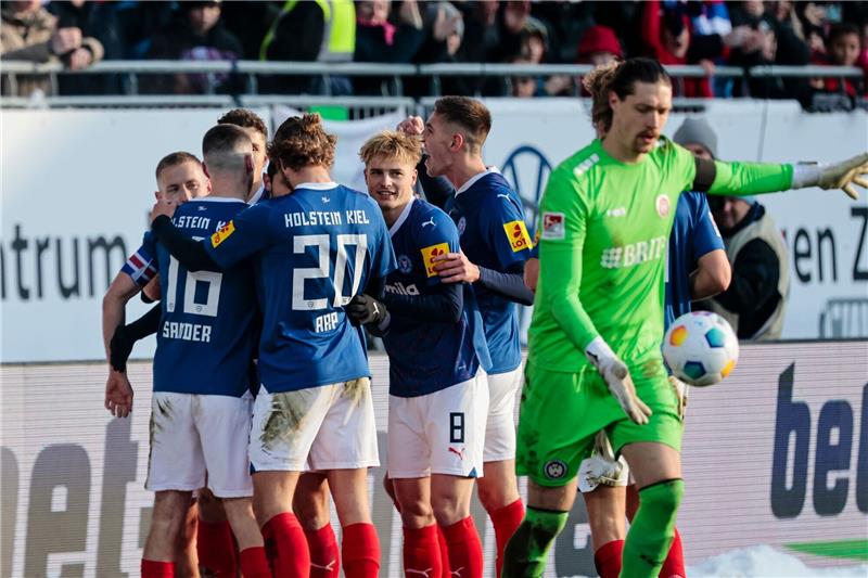 Die Kieler Spieler bejubeln das 1:0 gegen den SV Wehen Wiesbaden.