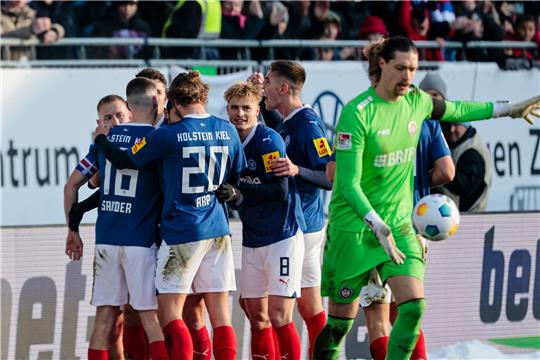 Die Kieler Spieler bejubeln das 1:0 gegen den SV Wehen Wiesbaden.