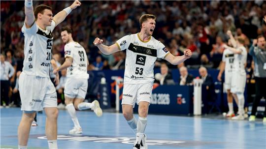 Die Kieler Spieler bejubeln einen Treffer.