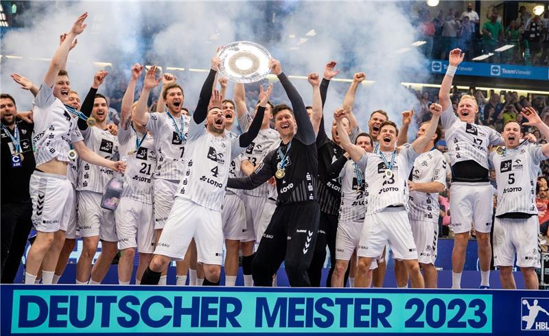 Konfettiregen und Bierdusche: Kiel feiert 23. Meistertitel Die Kieler Spieler feiern die Deutsche Meisterschaft 2023.