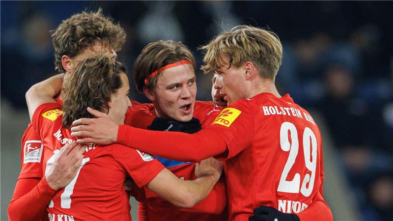 2:2 zwischen Bielefeld und Kiel: Beide Serien gehen weiter Die Kieler bejubeln das Führungstor auf der Bielefelder Alm.