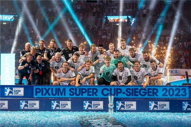 Nach Supercup-Triumph: THW Kiel bereit für Meisterkampf Die Kieler feiern den Gewinn des Supercups.