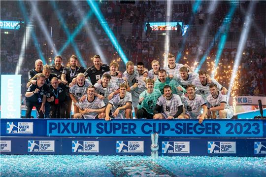 Die Kieler feiern den Gewinn des Supercups.