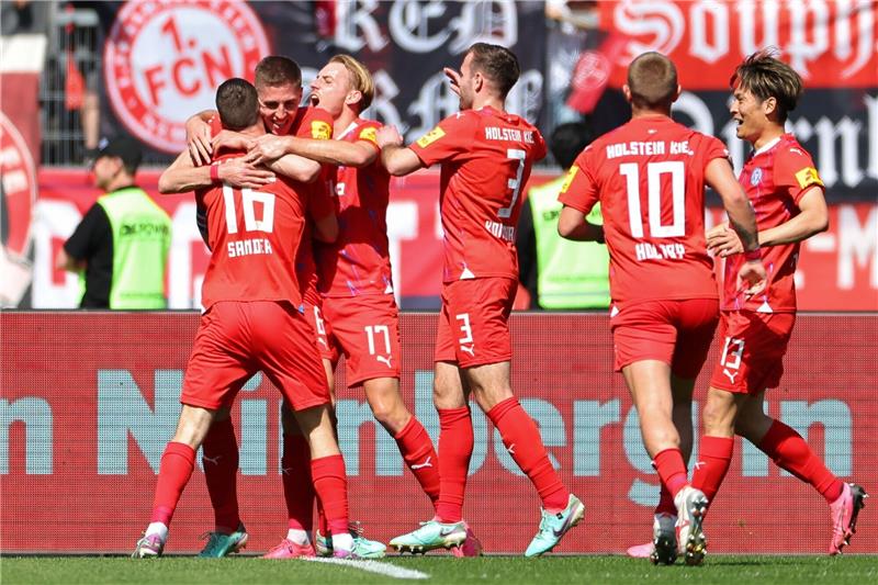Kiel hat Aufstieg vor Augen - HSV siegt, St. Pauli verliert Die Kieler kommen dem Aufstieg in die Bundesliga immer näher.