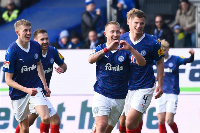 Kiel baut Vorsprung aus - Wildes Schalke-Spiel Die Kieler um Torschütze Lewis Holtby (M.) feierten im Aufstiegsrennen einen wichtigen Heimsieg.