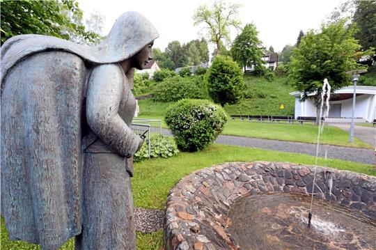 Die Kiepenfrau hat den Altenauer Kurpark im Blick. Rechts im Hintergrund steht die Konzertmuschel. Drumherum soll im August das Fest stattfinden. Im Mai ist ein Vor-Ort-Termin des Arbeitskreises angesetzt: Dabei soll es um die Platzierung der Stände gehen. Foto: Neuendorf