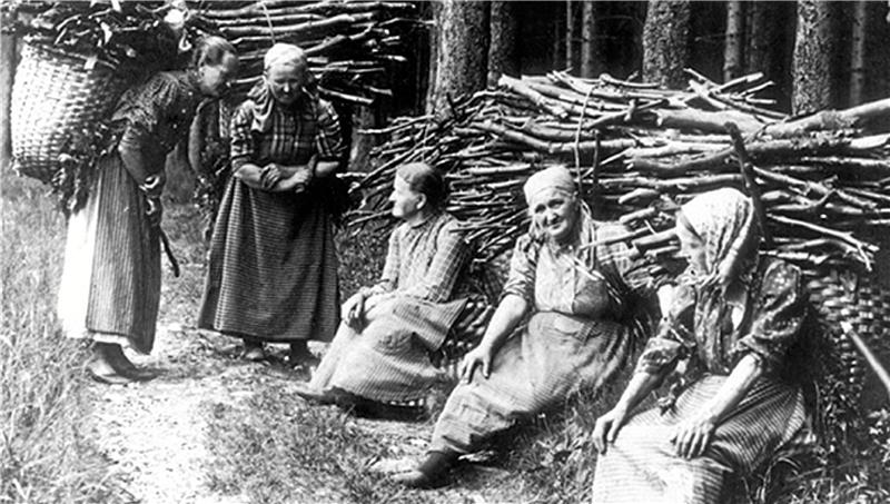 Ein historisches Bild von schwer bepackten Kiepenfrauen.