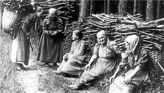 Ein historisches Bild von schwer bepackten Kiepenfrauen.