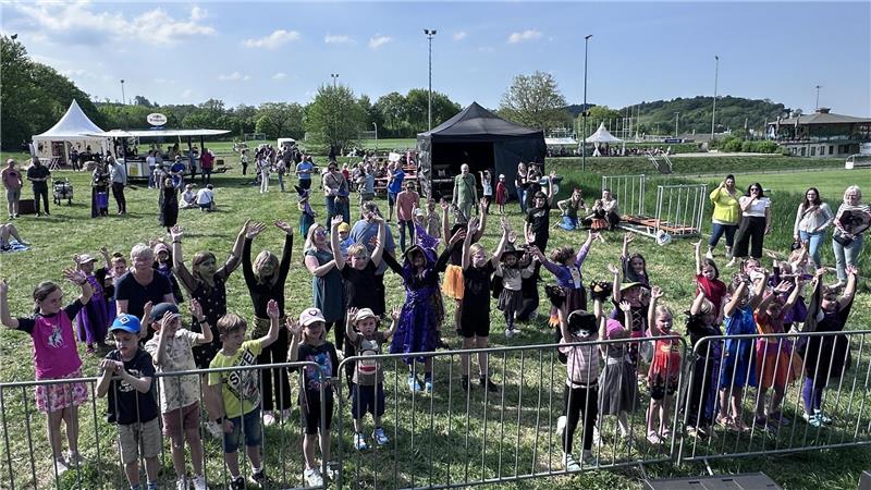 So fröhlich begrüßen die Bad Harzburger den Wonnemonat Mai Die Kinder-Walpurgis im Sportpark ist in diesem Jahr eher dünn besucht.