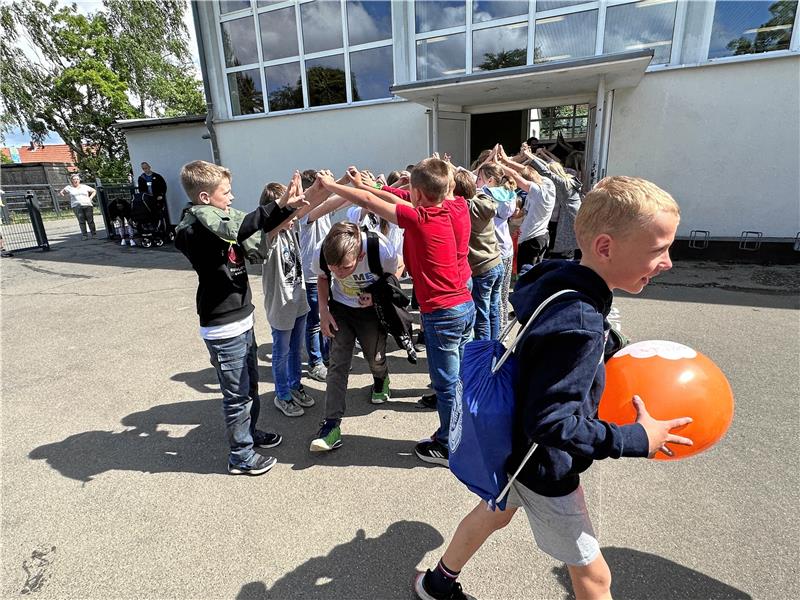 Bad Harzburg: Raus aus der Schule, rein in die Ferien Die Kinder aus den 3. Klassen stehen Spalier für die „Großen“ aus der 4. Klasse und verabschieden den Jahrgang damit aus der Grundschule Harlingerode. Natürlich freuen sich alle, dass nun Ferien sind. Aber ein bisschen Trauer und Wehmut, die Freunde aus der Grundschule zu verlassen, schwingt auch mit. Foto: Schlegel