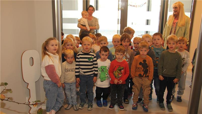 Die Kinder begutachten die neuen Räumlichkeiten.