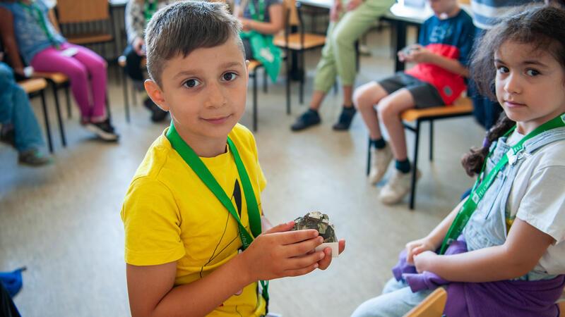 Die Kinder bestaunen die Schätze der Bergwerke.