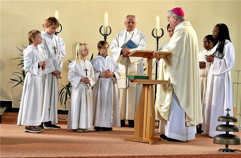 Weihbischof im Oberharz: Es geht um Zukunft der Gemeinde Die Kinder bitten Weihbischof Heinz-Günter Bongartz (r.) um den Segen für die 72-Stunden-Aktion. Foto: Knoke