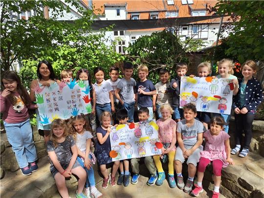 Die Kinder der Goetheschule haben sich mit dem Grundgesetz beschäftigt.  Foto: Privat
