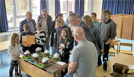 Die Kinder der Grundschule Clausthal informieren den Jugendausschuss über das, was aus ihrer Sicht gut läuft im Oberharz und das, was noch ausbaufähig ist. Foto: Skuza
