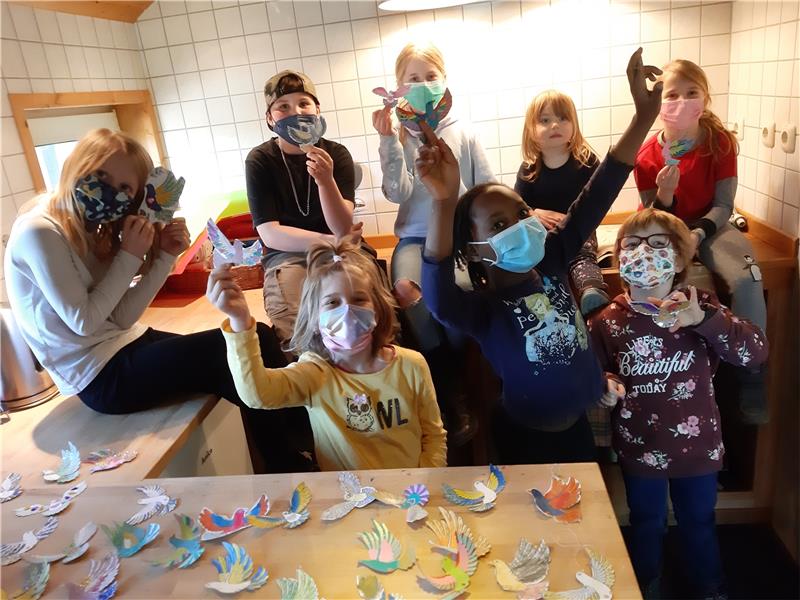Die Kinder der Jugendring-Bastelgruppe sind stolz auf ihre Friedenstauben.  Foto: Privat