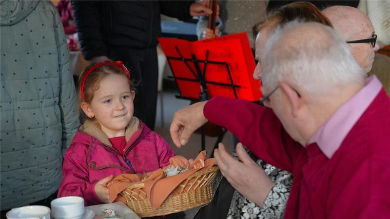 Die Kinder der Kinderkirche verteilen selbstgebastelte Sterne an die Gäste.