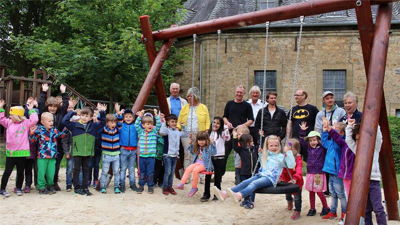 Die Kinder der Kita St. Andreas Langelsheim freuen sich in der Vergangenheit über eine neue Schaukel, aktuell wird das ganze Gelände renoviert und umgebaut.